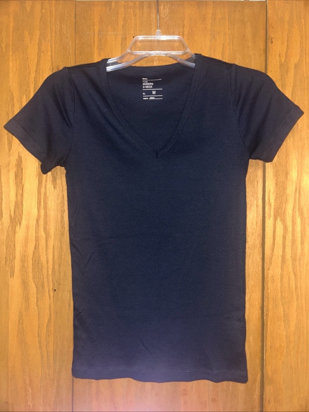 Gap The Modern V-Neck T-Shirt Fitted in Black - Picture 2 of 5